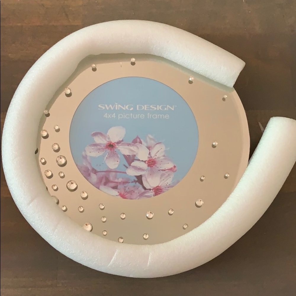 Round 4x4 picture frame brand new